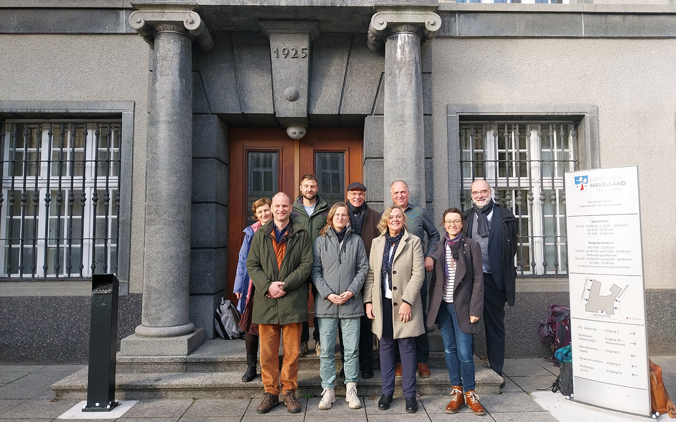 Gruppenbild der Auftragnehmer und -geber beim Auftakttreffen (Foto: Lokale Aktionsgruppe Havelland e.V.)